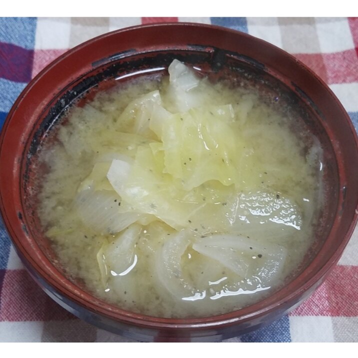 ごま油でさらに美味しい！キャベツの味噌汁